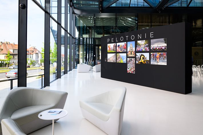 Cyklistika ovládne o prázdninách Bořislavku. Charitativní výstava PELOTONIE ukazuje skutečné emoce