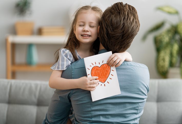 Dárek ke Dni otců? Tričko je fajn, ale stírací los může potěšit až milionkrát víc 